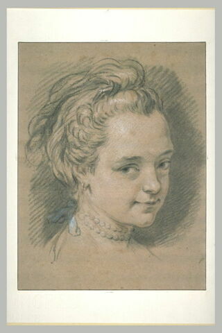 Tête de jeune fille souriant, vue de trois quarts, image 2/2