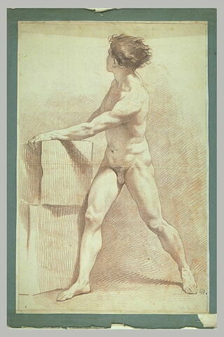 Homme nu, debout, de face, les mains sur un piédestal, image 2/2