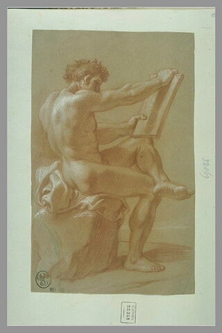 Un homme nu, assis sur un rocher et une draperie, tenant une tablette, image 1/1