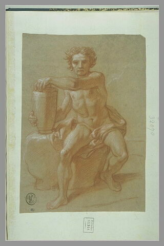Un homme nu, assis sur un rocher, tenant un vase, vu de face