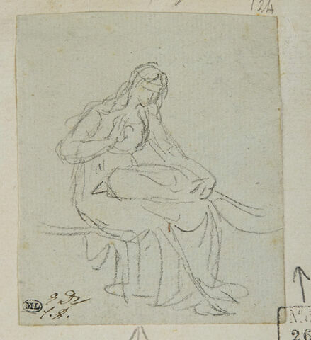 Femme tenant un coussin sur ses genoux