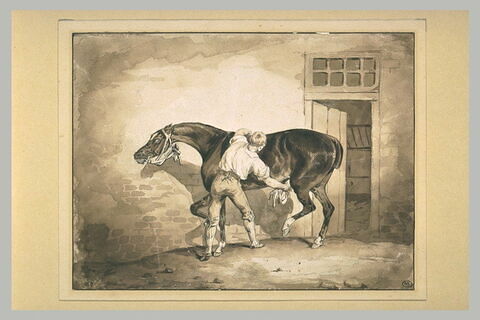 Un palefrenier bouchonnant un cheval à la porte d'une écurie