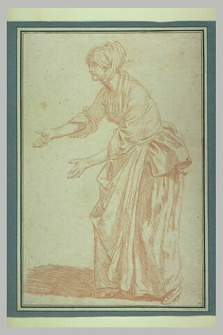 Une femme debout tournée à gauche, étendant les bras