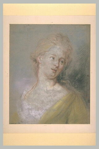 Portrait de jeune femme, la tête inclinée et regardant à gauche, image 2/2