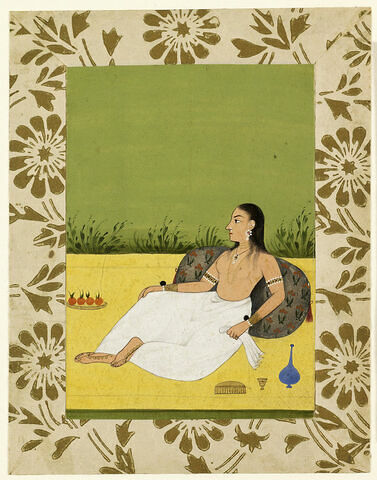 Jeune femme indienne adossée à un coussin