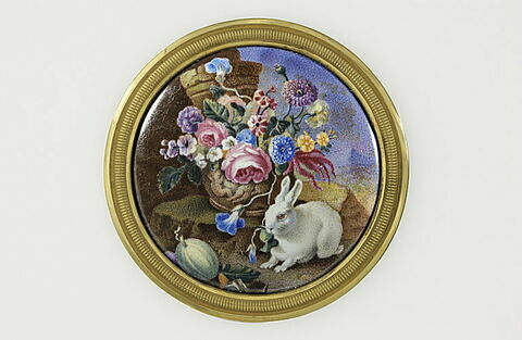 Un lapin blanc mangeant un liseron qui se détache d'un vase de fleurs, image 1/1