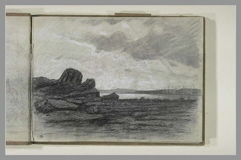 Vue d'une baie bordée d'un rang de peuplier et surplombée d'un ciel nuageux, image 2/2