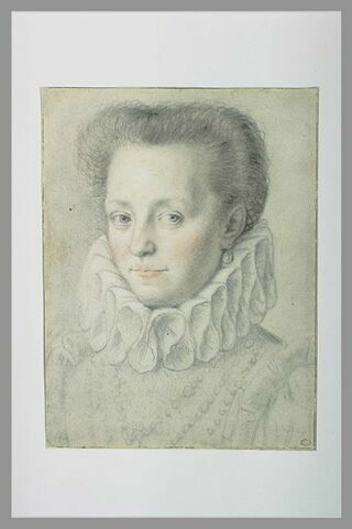 Portrait d'une femme, de trois quarts vers la droite, image 2/2