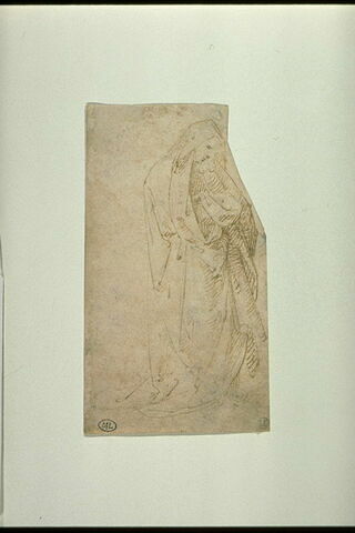 Femme drapée debout, vue de profil à droite, image 3/3