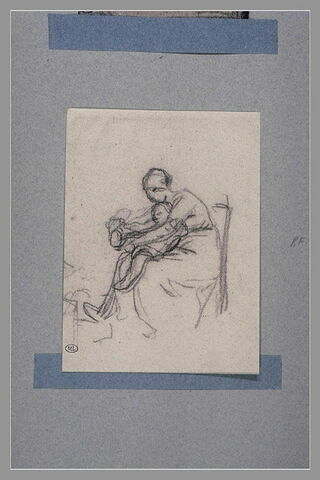 Femme assise, chaussant son enfant, sur ses genoux