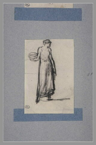 Femme debout de face, portant une jatte, image 1/1