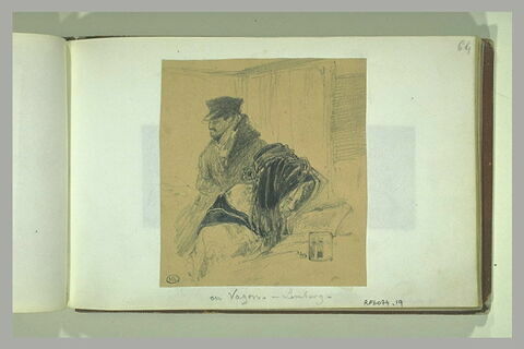 Femme lisant, et un homme portant une casquette, derrière elle, image 1/1