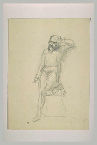Homme barbu, le genou gauche sur un tabouret