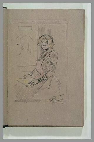 Femme assise, tenant un carnet sur les genoux, regardant le spectateur