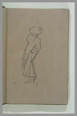 Femme debout, regardant à ses pieds, image 1/1