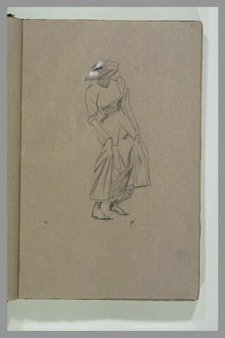Femme, tournée vers la droite, relevant le bas de sa robe, image 1/1
