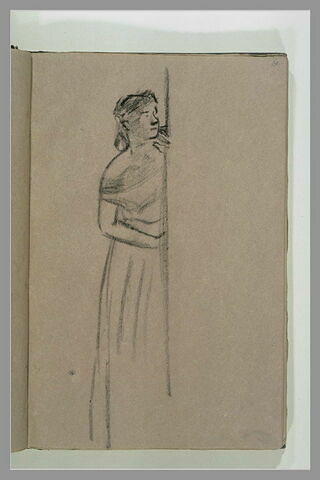 Femme à demi cachée derrière un coin de mur, image 1/1