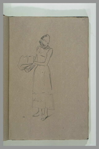 Jeune fille regardant l'objet qu'elle tient, image 1/1