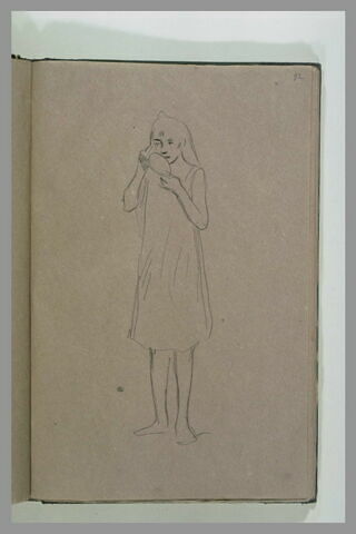 Femme assise à terre, image 1/2