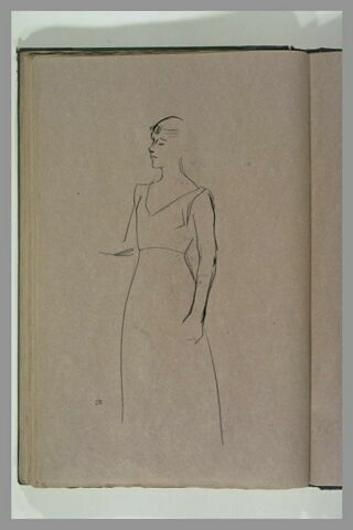 Femme debout, se prenant le visage, image 1/1