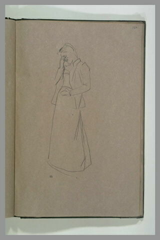 Femme agenouillée devant un meuble, regardant dans un tiroir, image 1/1