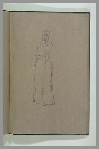 Femme agenouillée devant un meuble, regardant dans un tiroir, image 1/1