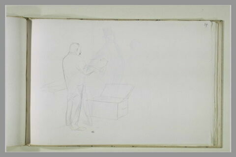 Homme rangeant des affaires dans une malle, image 1/1