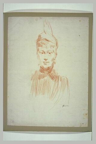 Femme, vue en buste, coiffée d'une toque, image 1/1