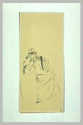 Femme portant chapeau et veste masculine, marchant vers la gauche, image 1/1