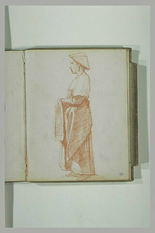 Femme debout, de profil vers la gauche, image 1/1