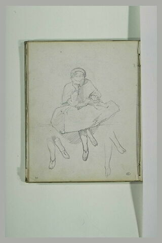 Femme assise, un sac sur les genoux, lisant, et reprise des jambes, image 1/1