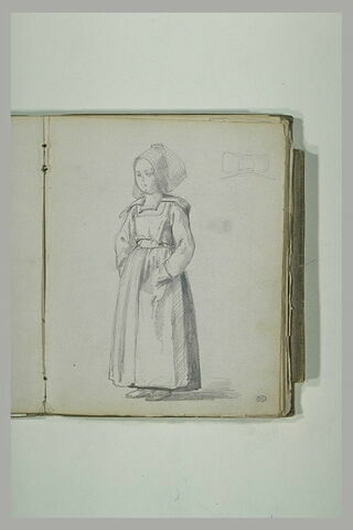 Jeune bretonne en pied, vue de face, tournée de trois quarts vers la gauche, image 1/1