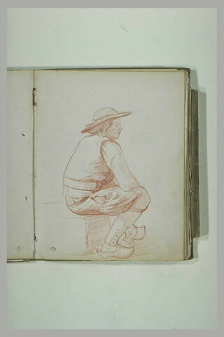 Jeune breton assis, de profil tourné vers la droite, image 1/1