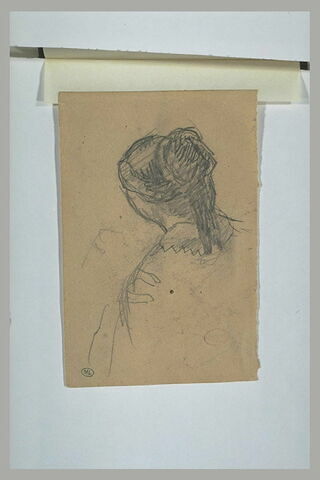 Femme en buste, vue de dos, légèrement tournée vers la gauche, image 1/1