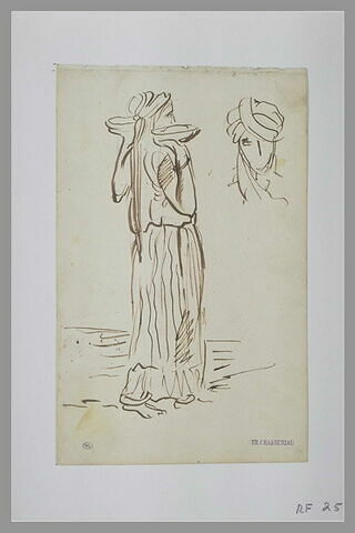 Femme orientale portant deux assiettes et une tête avec un turban