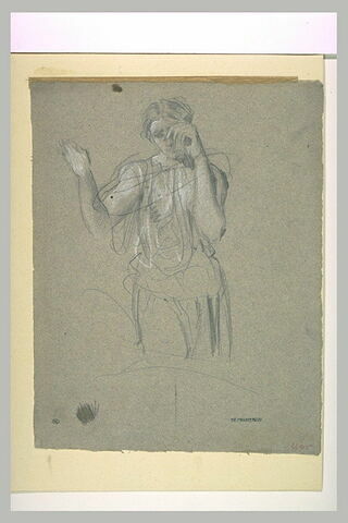 Femme debout, de face, portant sa main gauche à son visage, pleurant, image 2/2
