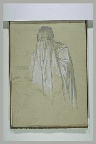 Une femme debout, pleurant, le visage caché par une draperie, image 1/1