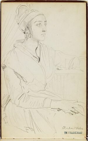 Une arlésienne, assise, vue de trois quarts, image 1/2