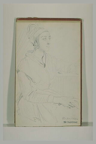 Une arlésienne, assise, vue de trois quarts, image 2/2
