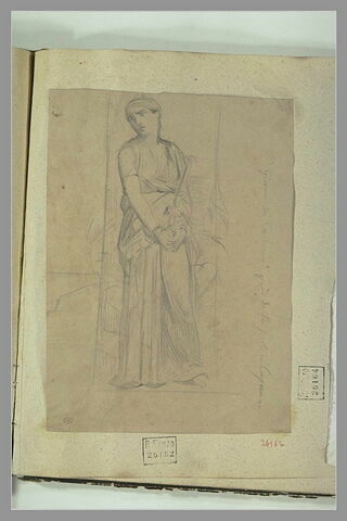 Femme debout, de face, tenant un glaive de ses mains jointes