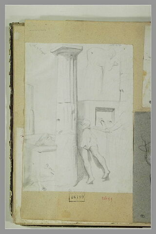 Personnage se glissant derrière une colonne, parmi des ruines, à Pompéi