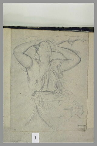 Femme portant ses mains à sa tête assise de face, étude d'une main, image 2/2