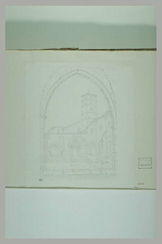 Vue d'une église par l'ouverture d'une arcade, image 1/1