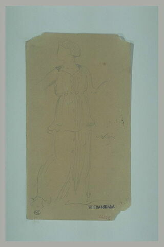 Femme, robe à la grecque, debout, de trois quarts à droite, image 1/1