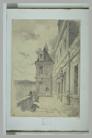 Façade de château avec une terrasse, image 1/1