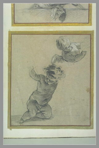 Enfant agenouillé, amour à mi-corps de trois quarts à droite, image 2/2