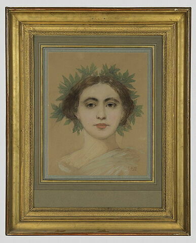 Portrait de femme, visage de face, cheveux bruns roux, ornés d'une couronne, image 2/3
