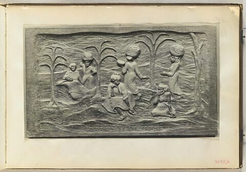 Frise en bois sculpté représentant trois groupes de personnages, image 3/3