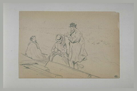 Homme debout, et deux femmes assises sur une plage, image 1/1
