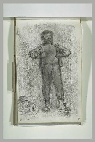 Homme debout, de face, ouvrant sa chemise, image 2/2